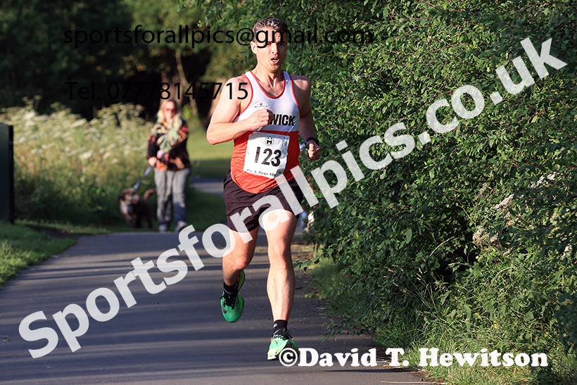 The 2025 Tynedale Pie n Peas 10k Road Race, Ovington to Low Prudhoe, Northumberland. Photo: David T. Hewitson/Sports for All Pics